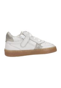 Baskets blanches pour enfants avec semelle gomme, accents argentés métalliques, lacets, fermeture éclair latérale et strap Velcro.