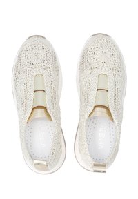 Weiße Slipper-Sneaker mit kompliziertem Häkelmuster, elastischem Band über der Oberseite, gepolstertem Fußbett und einer dezenten strukturierten Sohle.