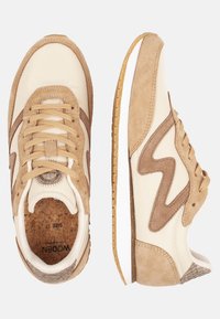 Sneaker beige e marrone chiaro con tomaia in suede e pelle, dettagli laterali testurizzati, lacci piatti e soletta in sughero. Suola in gomma.