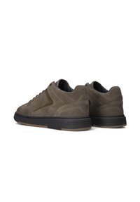 Herren-Sneaker aus olivgrünem Wildleder mit schwarzen Gummisohlen; verfügen über einen gepolsterten Schaft und ein minimalistisches Design mit perforierten Akzenten.