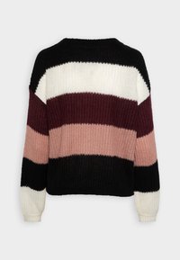 Pull en tricot à rayures horizontales noir, blanc, bordeaux et rose clair. Il présente des manches longues et un col rond.