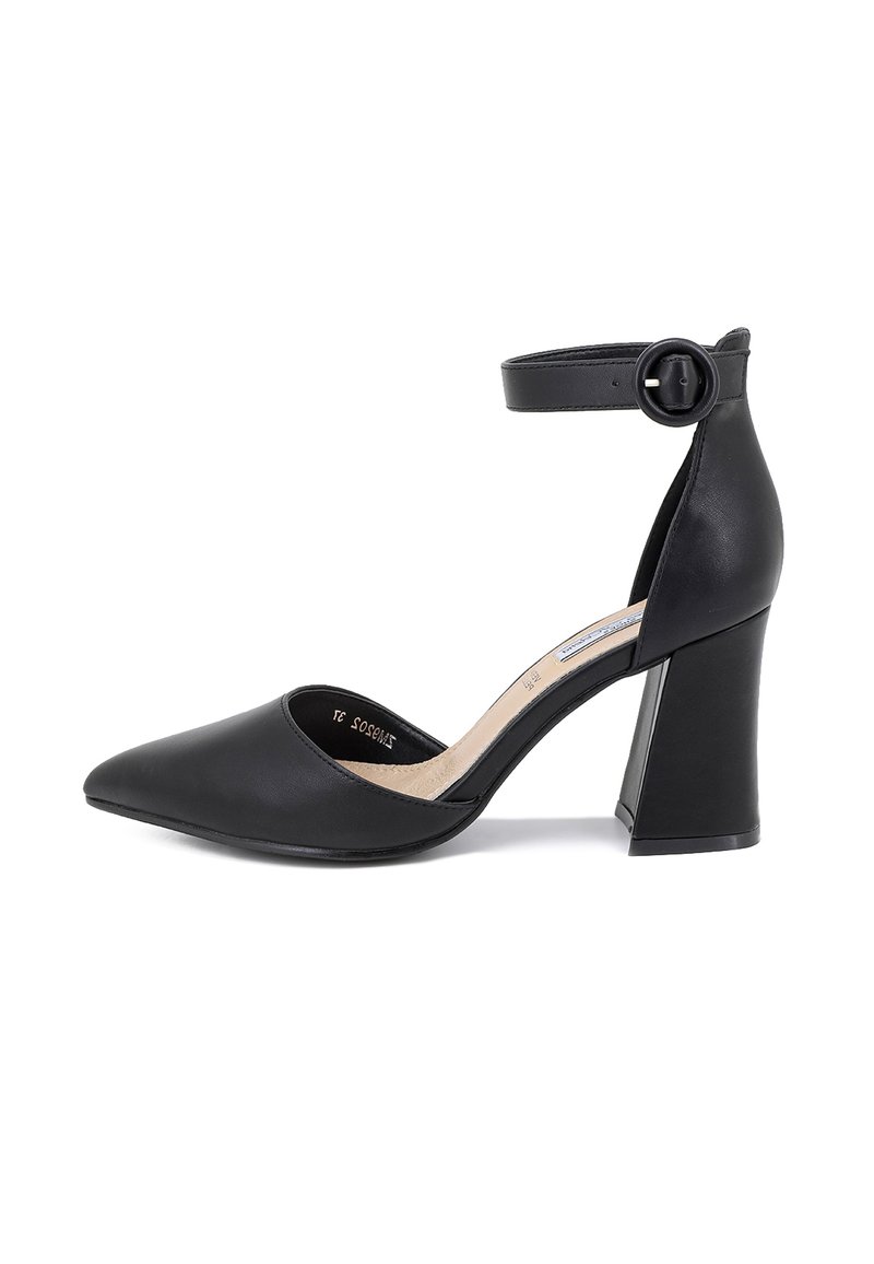 Scarpa nera con tacco alto, punta affusolata, cinturino alla caviglia e tacco a blocco spesso. Realizzata in pelle liscia con un design minimalista.