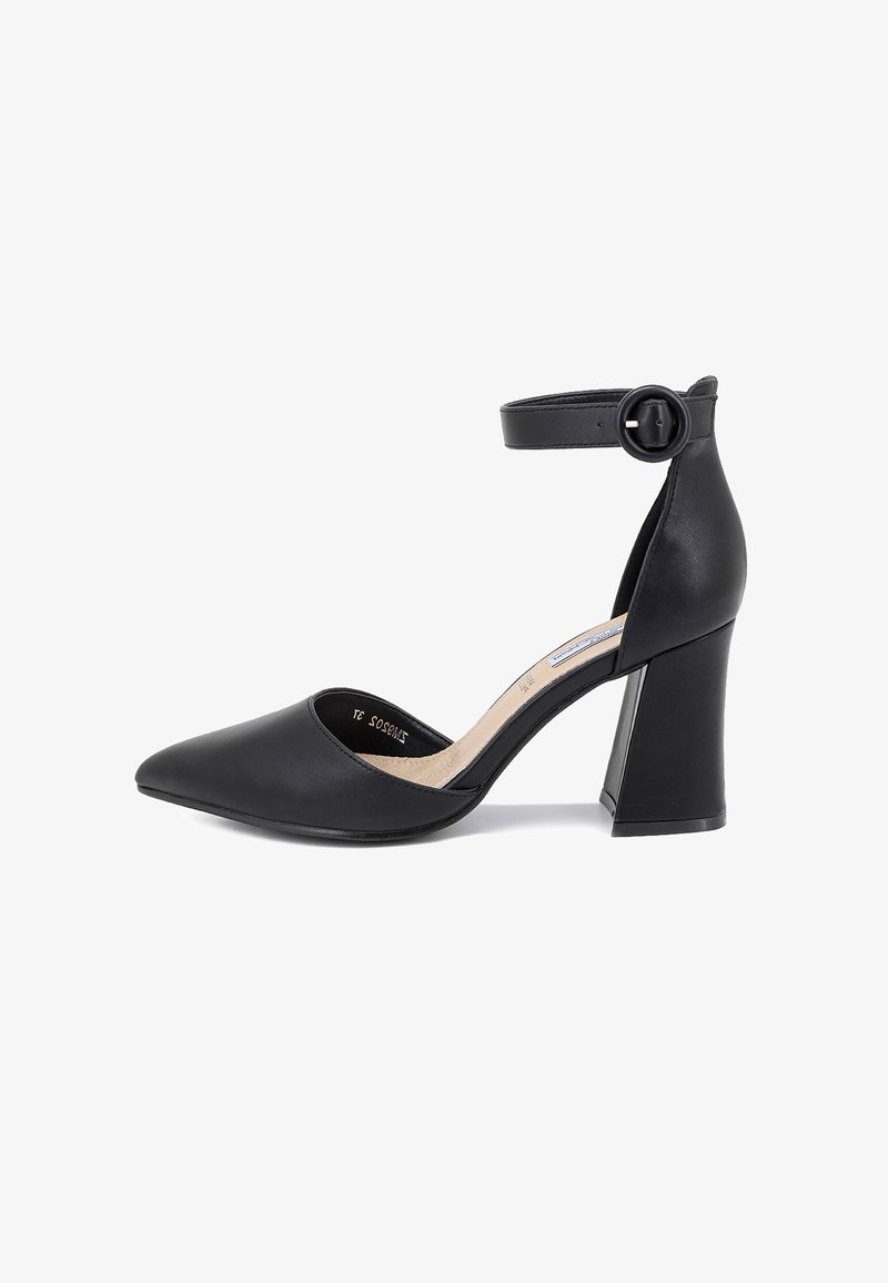 Scarpa nera con tacco alto, punta affusolata, cinturino alla caviglia e tacco a blocco spesso. Realizzata in pelle liscia con un design minimalista.