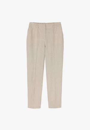 Pantalones de lino beige con un diseño a medida, que presentan dos pliegues frontales, una textura suave y piernas rectas. Sin bolsillos ni cierres visibles.