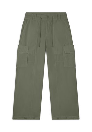 Pantalones cargo en verde oliva, con un corte relajado, cintura ajustable con cordón, dos bolsillos laterales y dos grandes bolsillos cargo.