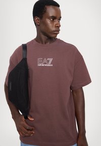 EA7 Emporio Armani UNISEX - Nyomott mintás póló - puce