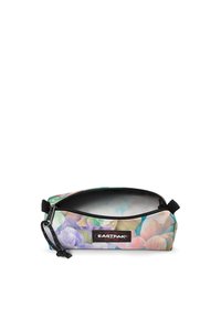 Pennenetui met bloemenpatroon in zachte stof, voorzien van een ritssluiting en een zwart logo label. Kleuren zijn pastelroze, blauw en groen.