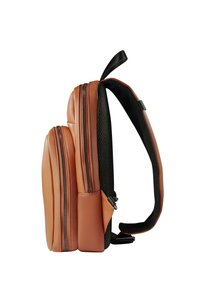Sac à dos en simili cuir orange avec des accents en maille noire, doté de deux compartiments zippés et de bretelles rembourrées.