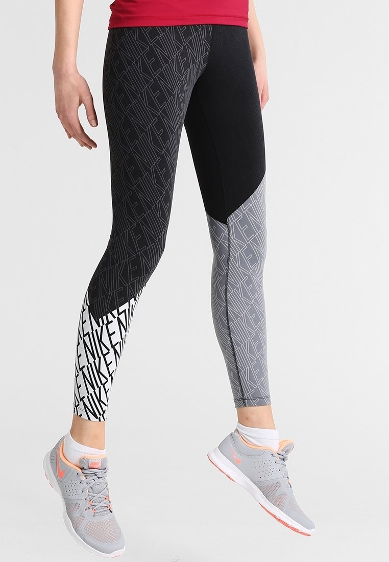 Leggings sportivi neri e grigi con un motivo geometrico e testo, caratterizzati da un design aderente e elasticizzato, pannelli a contrasto e lunghezza alla caviglia.
