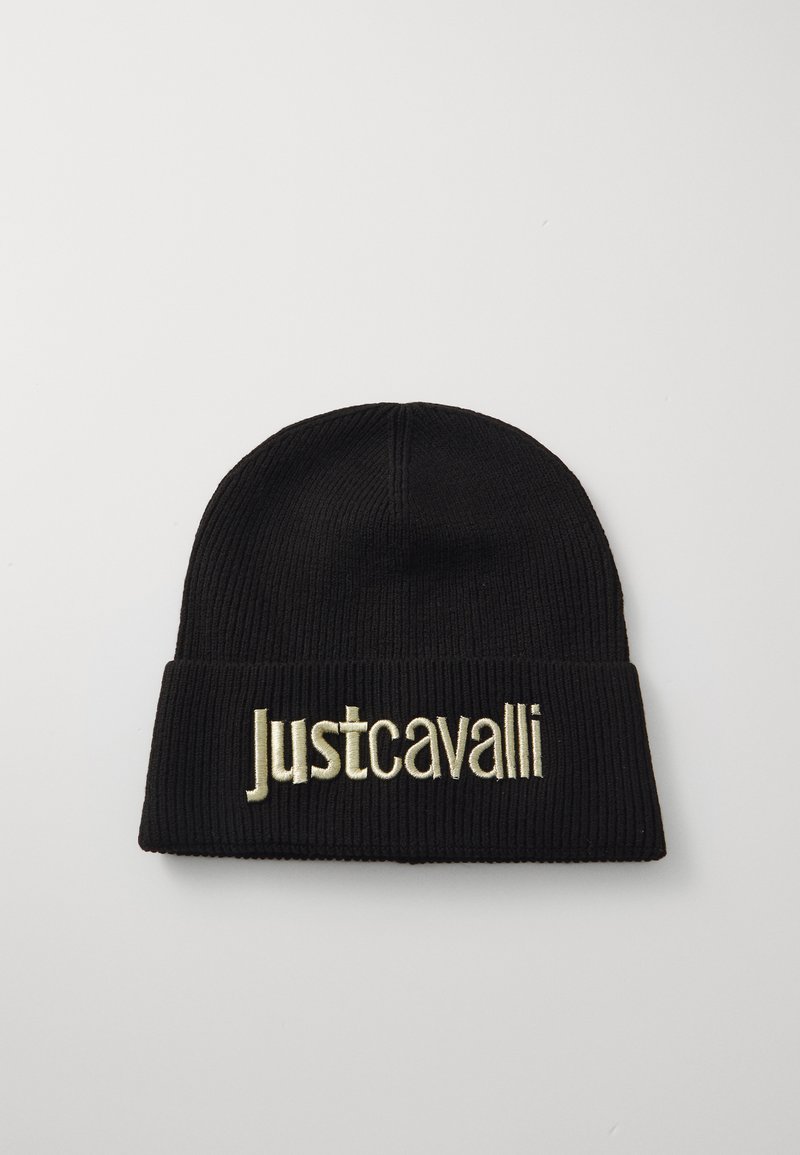 Črna pletena kapa z zavihkom, ki ima na sprednji strani zlato vezeno besedilo "Justcavalli", celotna površina pa je rebrasta.