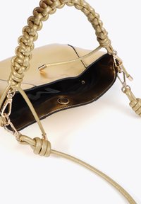 Borsa metallica oro con manico intrecciato e testurizzato, chiusura con zip e interno nero. Presenta accessori in oro e una tasca interna.