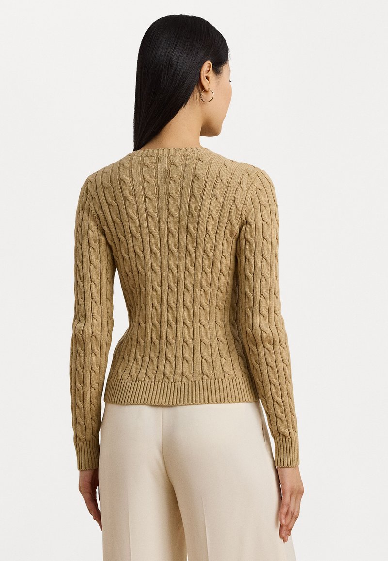 Braunes Strick-Cable-Pullover mit geripptem Saum und Bündchen. Verfügt über vertikale Kabelmuster und einen Rundhalsausschnitt, von hinten gezeigt.