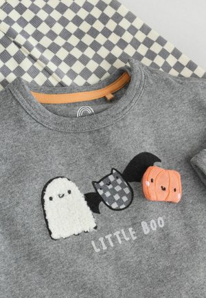Sweat-shirt gris avec appliqués en fil représentant un fantôme, une chouette et une citrouille, agrémentés de détails brodés. Comprend un col orange et le texte imprimé "LITTLE BOO".