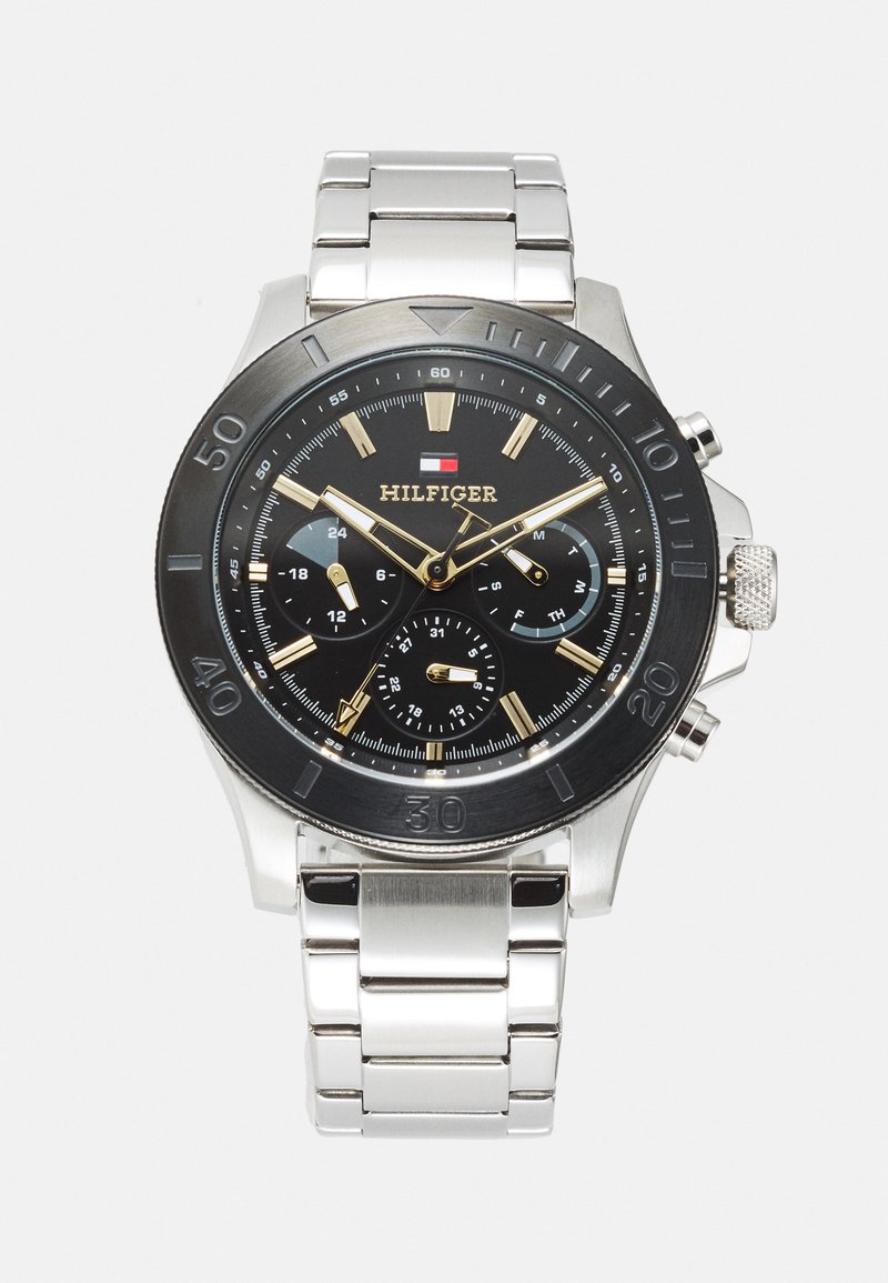 Silberner Edelstahl-Uhr mit schwarzem Zifferblatt, goldenen Akzenten, Chronographen-Subdials und einer schwarzen Lünette, ausgestattet mit einem Gliederarmband.
