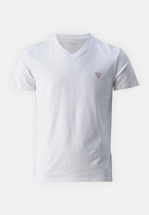 Hvid bomulds-T-shirt med V-hals og et lille rødt trekantet logo på venstre bryst. Korte ærmer og glat tekstur.