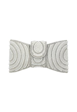 Kleine zilveren clutch versierd met concentrische patronen van parels en kralen, met een centrale klepsluiting.