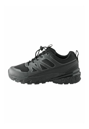 Scarpa da ginnastica nera con tomaia in mesh, punta rinforzata, suola spesso scolpita e lacci elastici con fermaglio, vista laterale su sfondo bianco.