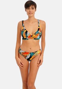 Bloemrijke bikini set in zwart, met levendige oranje, blauwgroene en witte bladvormen. De bovenkant heeft brede bandjes, en de onderkant heeft een klassieke snit.