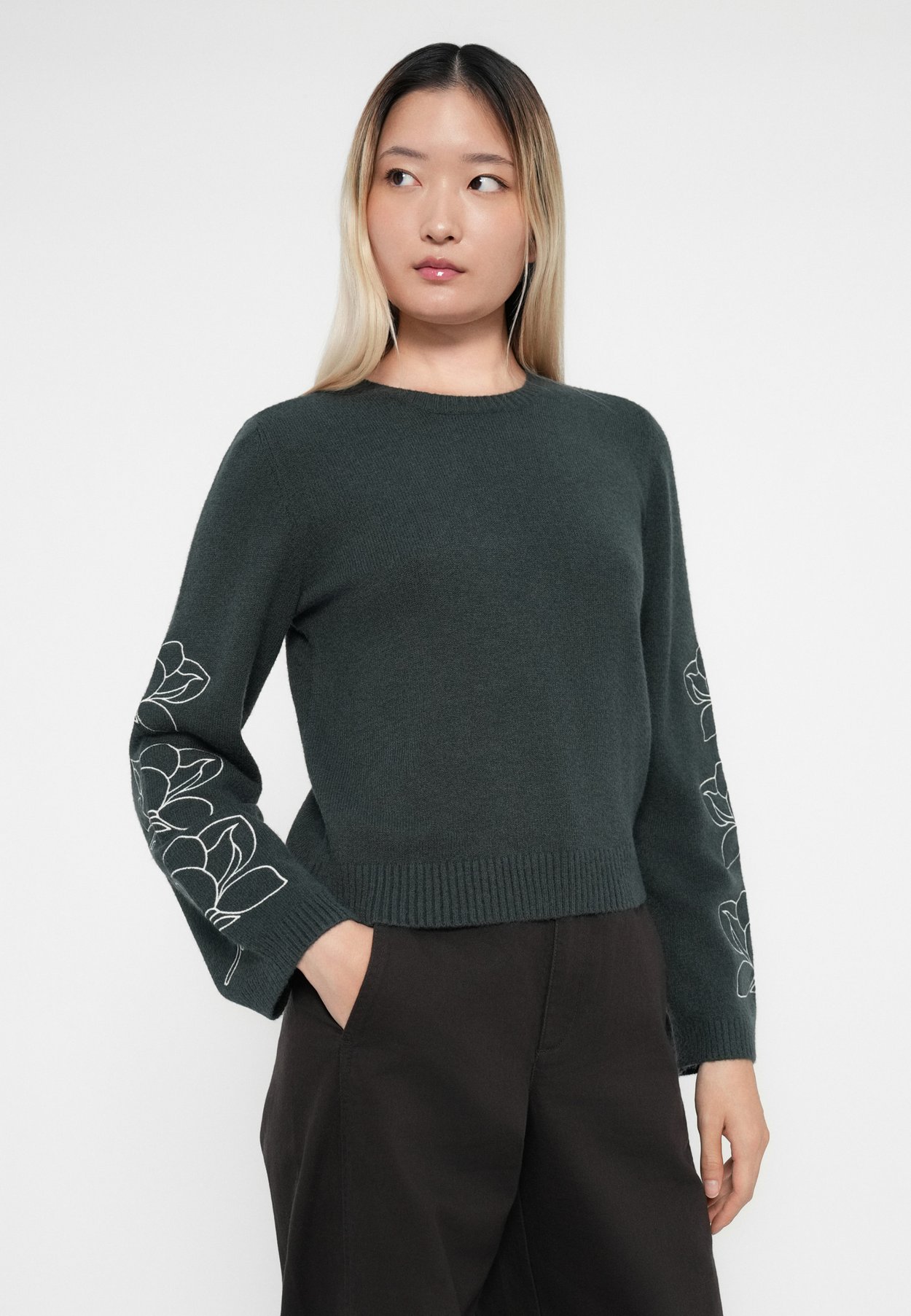 ONLATIA FLOWER O NECK 
