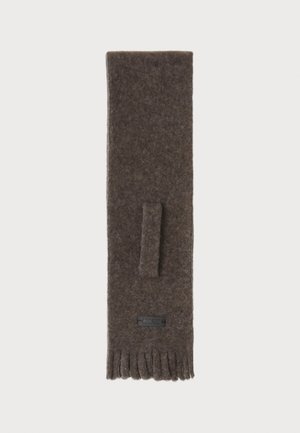 Brauner Filzschal mit fransigen Enden, der ein zentrales Banddetail und ein kleines Etikett auf dem Stoff hat. Strukturiere Oberfläche.
