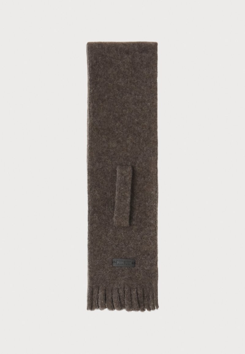 Écharpe en feutre marron avec des extrémités à franges, mettant en avant un détail de sangle centrale et une petite étiquette cousue sur le tissu. Surface texturée.