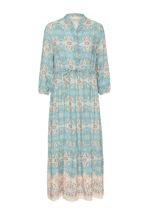 Plava haljina sa uzorkom, s ovratnikom, rukavima do tri četvrtine, vezanjem u struku i suknjom od slojeva koja sadrži cvjetne i geometrijske uzorke.