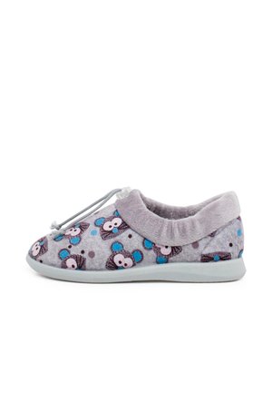 Zapatilla de felpa gris con punta redondeada, que cuenta con un cuello elástico gris claro y un estampado de oso caprichoso acentuado con puntos azules y marrones.