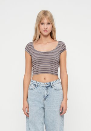 STRIPED SCOOP TEE - Nyomott mintás póló - brown