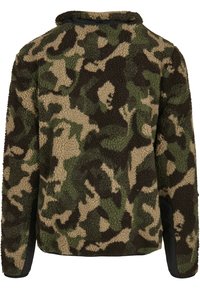 Fleece jakna s kamuflažnim vzorcem v zeleni, rjavi in bež barvi. Mehka tekstura z ovratnikom in temnimi stranskimi paneli. Prilagojen prileganje in topel dizajn.