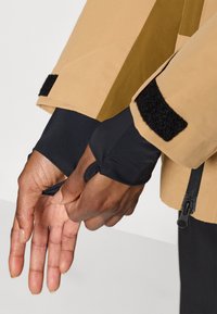 Peak Performance EDGE INSULATED JACKET - Slidinėjimo striukė - sierra sand/earthy summit