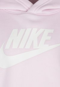 Ροζ φούτερ με κουκούλα. Διαθέτει μεγάλο λευκό λογότυπο Nike και χαρακτηριστικό λευκό σχέδιο σούος. Λείο, απαλό ύφασμα.