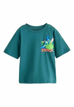 Türkis børnet-shirt med figuren Stitch, der drikker af en kokosnød, tropiske blade og teksten "STITCH" på forsiden.