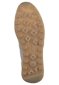 Semelle de chaussure en caoutchouc beige clair texturé, présentant des motifs de bande de roulement carrés et circulaires pour l'adhérence. Gravée "Gabor".