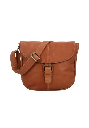 Bruine leren schoudertas met een klep-sluiting, verstelbare schouderband en een decoratieve gesp. Zachte textuur met een gebogen vorm.