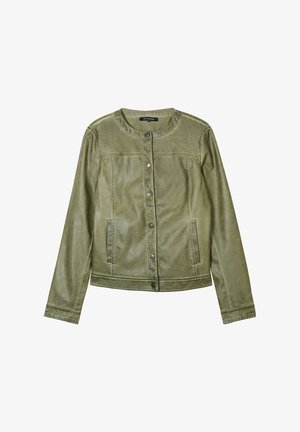 Veste en simili cuir vert olive avec un col rond, des boutons pression, deux poches avant et une coupe légèrement raccourcie. Texture lisse, sans motifs.