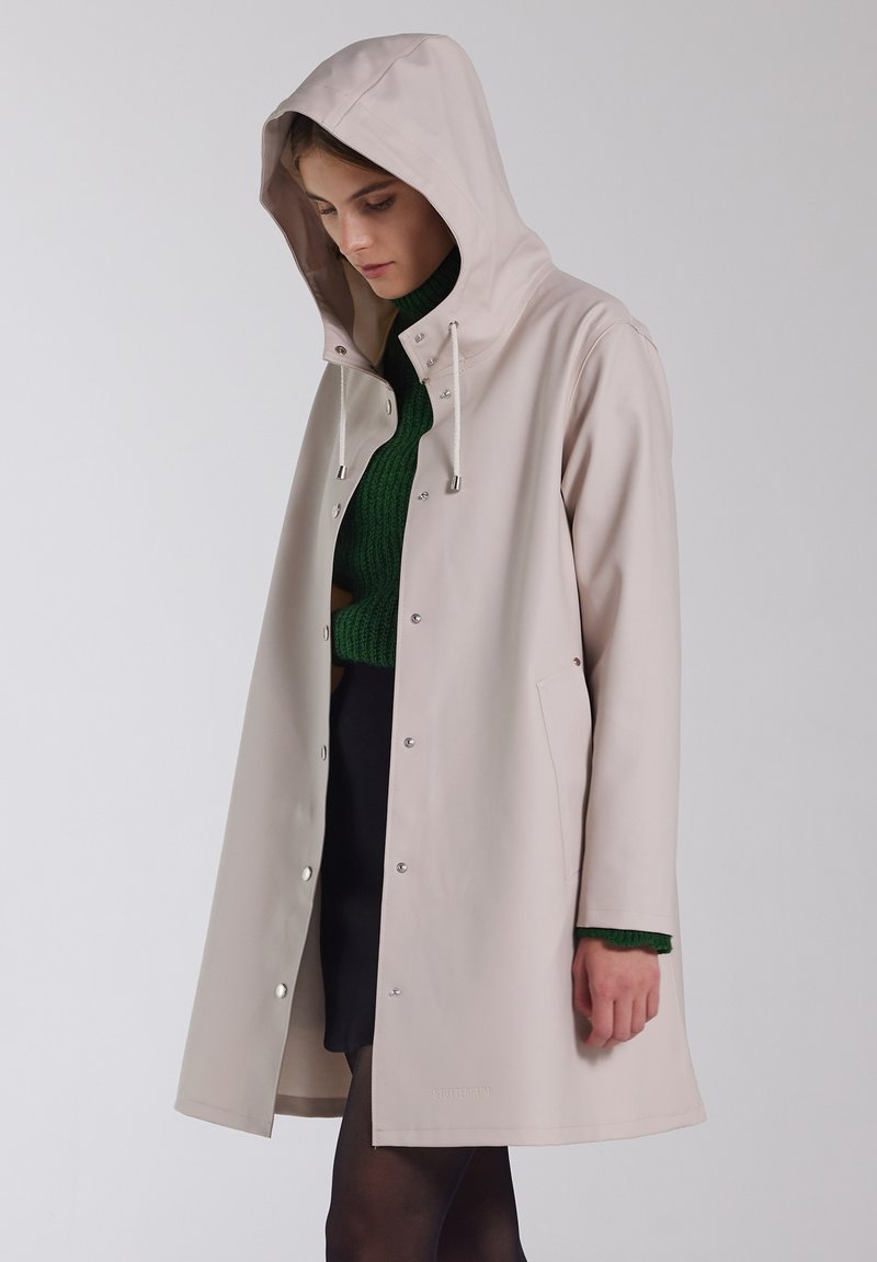 Stutterheim mosebacke raincoat stutterheim Stutterheim Women s Mosebacke Lightweight Patch Raincoat - Matte Green