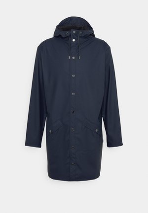 Marineblauwe waterdichte jas met capuchon, drukknoopsluiting, twee voorzakken en een trekkoord bij de hals; zachte textuur en een rechte snit.