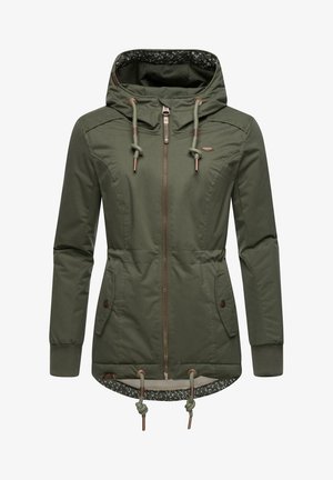 Olivegrüne Jacke mit Kapuze, Reißverschluss, tailliertem Schnitt und Taschen. Das Innenfutter hat ein gemustertes Design und Kordeln am Saum.