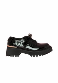Scarpa in pelle verniciata nera con motivo coccodrillo, una vasta suola piattaforma, suola chunky con grip e una cinghia laterale con dettaglio fibbia.