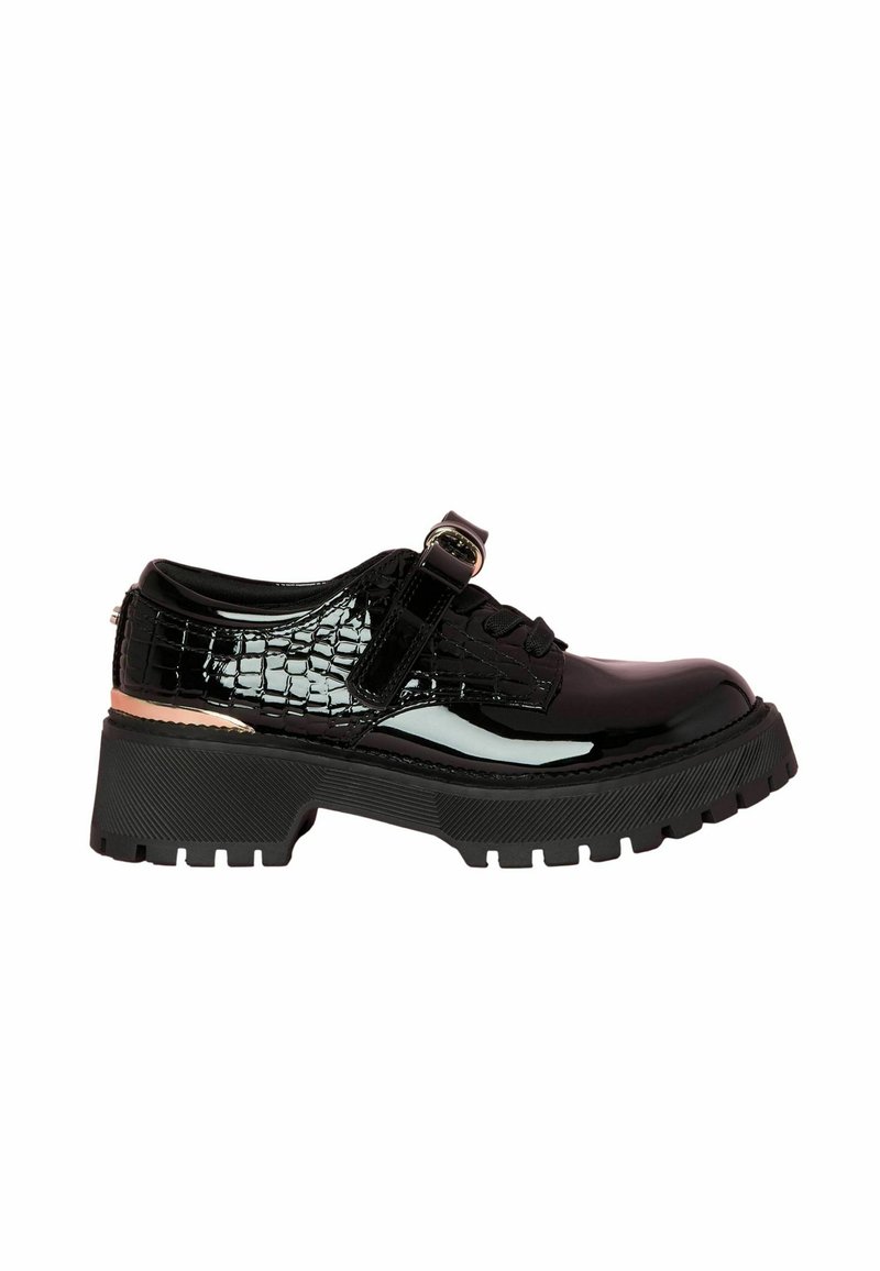 Scarpa in pelle verniciata nera con motivo coccodrillo, una vasta suola piattaforma, suola chunky con grip e una cinghia laterale con dettaglio fibbia.