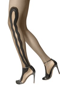 Gambe in collant beige trasparenti con dettaglio a strisce nere ondulate abbinate a scarpe con tacco aperte nere, isolate su sfondo bianco.