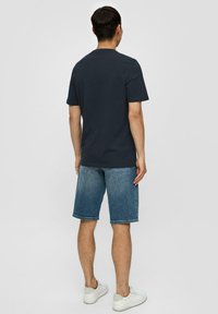 s.Oliver MIT GROSSEM LABEL - T-shirt print - navy