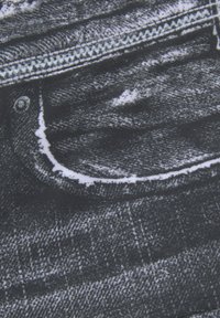 Schwarzer Denim-Stoff mit einer Nahaufnahme einer Tasche, die Details der Naht, einen Reißverschluss und eine strukturierte Oberfläche zeigt. Sichtbares, abgetragenes Muster.