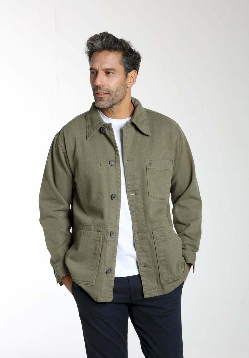 Veste boutonnée couleur vert olive en tissu robuste, dotée d'une poche poitrine et de deux poches avant, conçue avec un col classique.