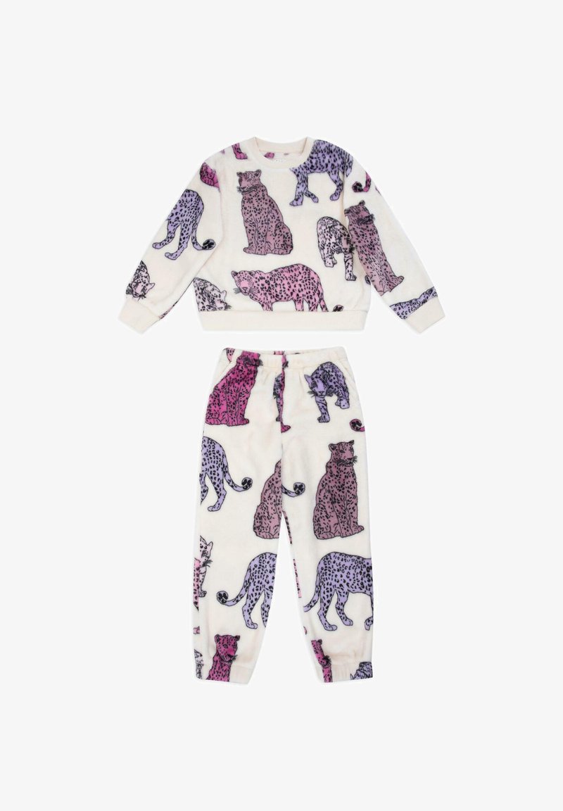 Conjunto de pijama de forro polar con estampado de leopardo púrpura y rosa sobre un fondo crema; incluye una camiseta de manga larga y pantalones con cintura elástica.