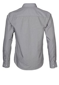 Camicia a righe grigia e bianca. Maniche lunghe, colletto medio, dettaglio sul yoke posteriore e polsini con bottoni. Texture della stoffa liscia.