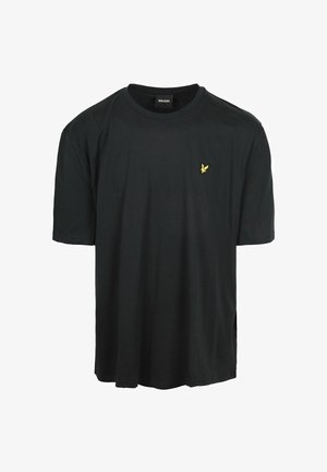 T-shirt noire à manches courtes avec col rond, petit logo d'oiseau jaune sur le côté gauche de la poitrine et étiquette de la marque Lyle & Scott à l'intérieur du col.