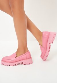 Roze leren loafers met dikke, getande zolen en een gestikte bovenkant. Voorzien van een voorband voor een veilige pasvorm en een gladde textuurafwerking.
