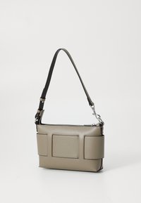 Graue synthetische Handtasche mit einem abnehmbaren schwarzen Riemen, ausgestattet mit einem Reißverschluss und zwei vorderen Taschen in rechteckigem Design.