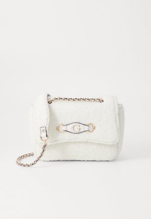 Sac à bandoulière texturé blanc avec une sangle chaîne dorée et un logo doré "G" sur le rabat avant, sur un fond clair uni.